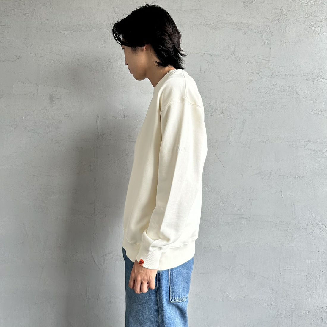 UNIVERSAL OVERALL [ユニバーサルオーバーオール] 別注 ピグメント染め ワンポイントロゴ刺繍クルーネックスウェット [U2511228IN-JF] IVORY &&モデル身長：179cm 着用サイズ：L&&