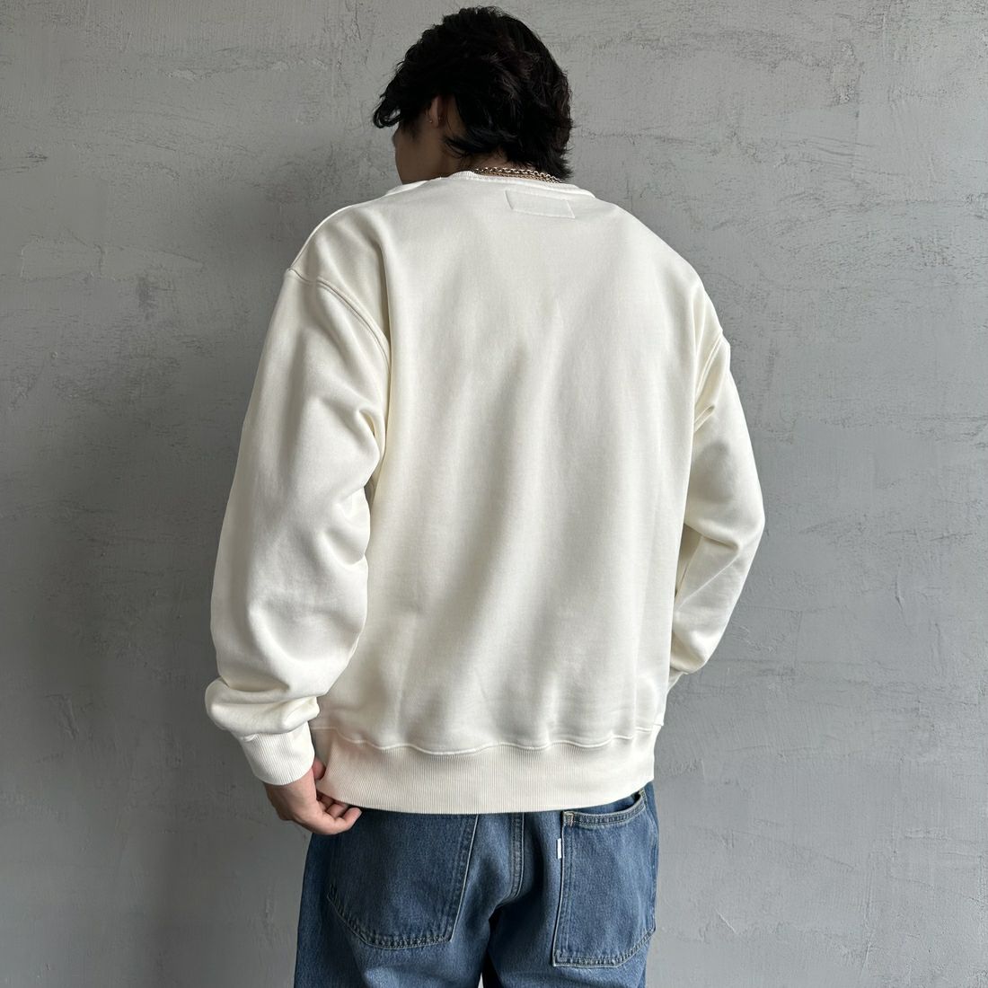 UNIVERSAL OVERALL [ユニバーサルオーバーオール] 別注 ピグメント染め ワンポイントロゴ刺繍クルーネックスウェット [U2511228IN-JF] IVORY &&モデル身長：179cm 着用サイズ：L&&