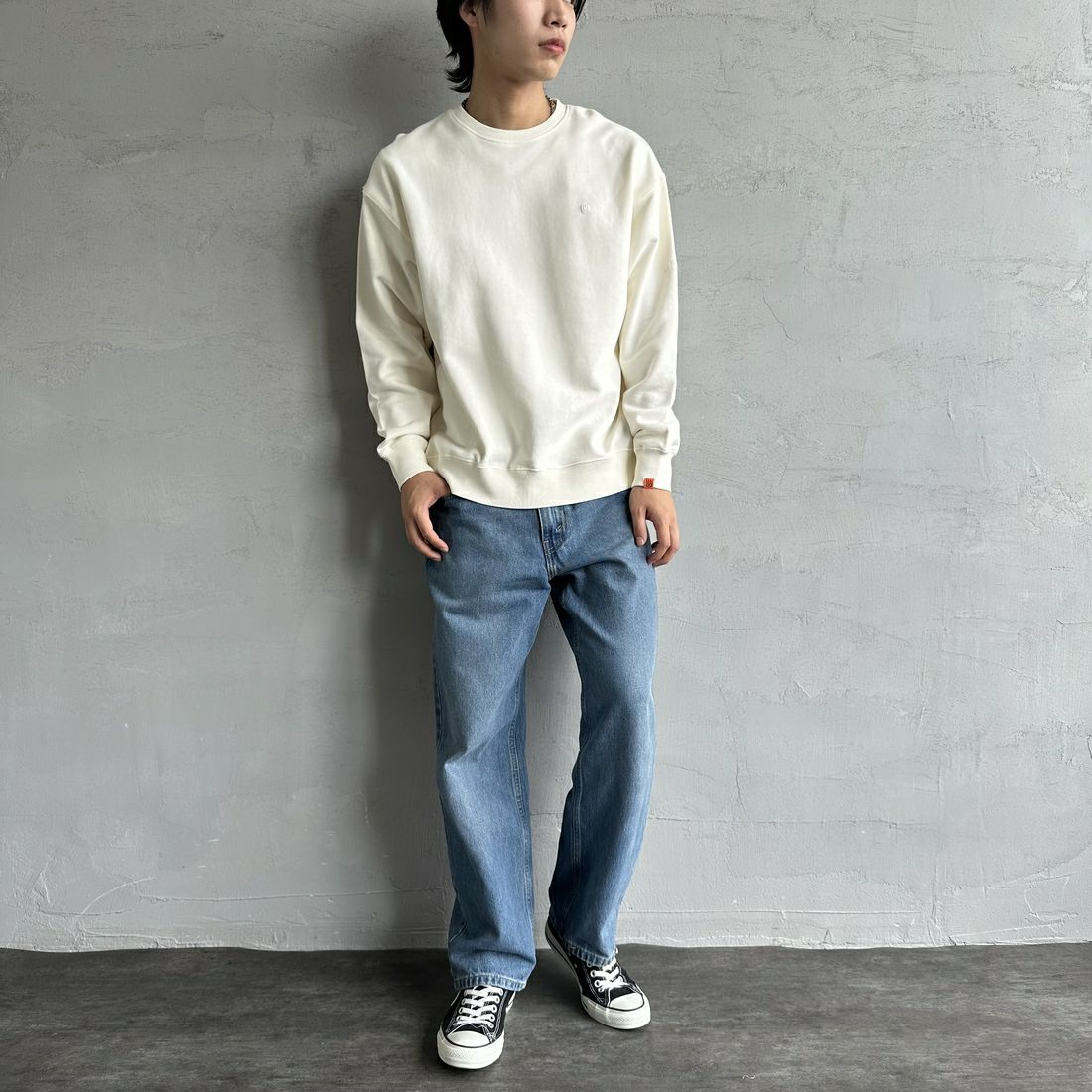 UNIVERSAL OVERALL [ユニバーサルオーバーオール] 別注 ピグメント染め ワンポイントロゴ刺繍クルーネックスウェット [U2511228IN-JF] IVORY &&モデル身長：179cm 着用サイズ：L&&