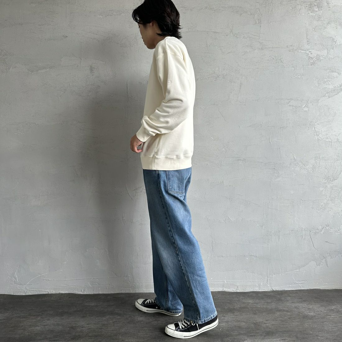 UNIVERSAL OVERALL [ユニバーサルオーバーオール] 別注 ピグメント染め ワンポイントロゴ刺繍クルーネックスウェット [U2511228IN-JF] IVORY &&モデル身長：179cm 着用サイズ：L&&