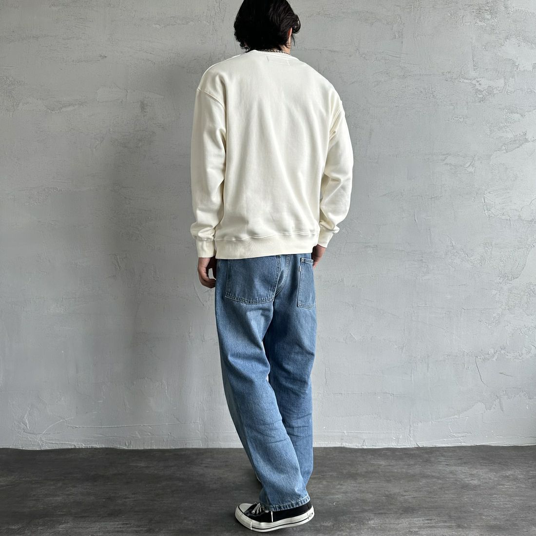 UNIVERSAL OVERALL [ユニバーサルオーバーオール] 別注 ピグメント染め ワンポイントロゴ刺繍クルーネックスウェット [U2511228IN-JF] IVORY &&モデル身長：179cm 着用サイズ：L&&