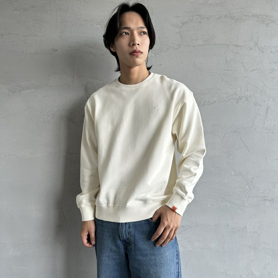 UNIVERSAL OVERALL [ユニバーサルオーバーオール] 別注 ピグメント染め ワンポイントロゴ刺繍クルーネックスウェット [U2511228IN-JF] IVORY &&モデル身長：179cm 着用サイズ：M&&