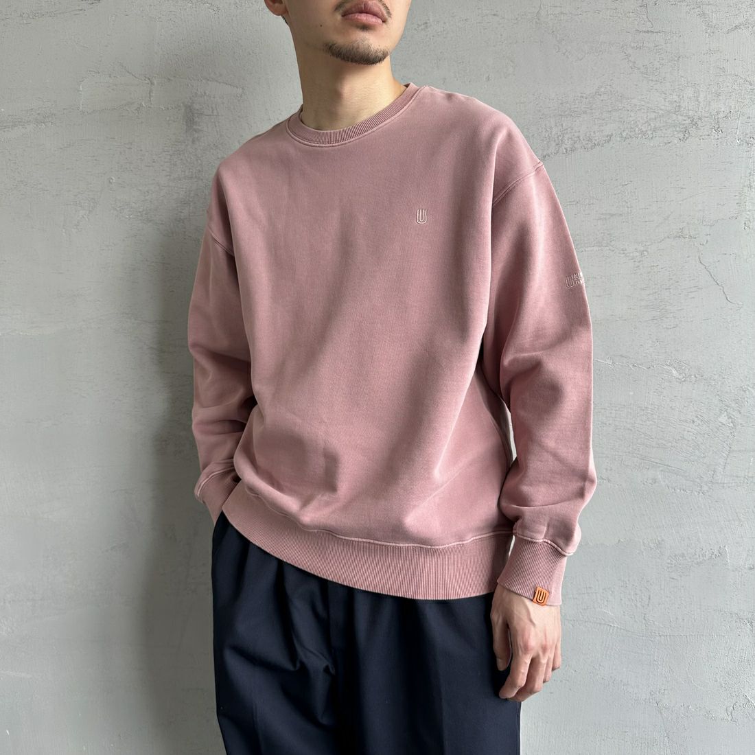 UNIVERSAL OVERALL [ユニバーサルオーバーオール] 別注 ピグメント染め ワンポイントロゴ刺繍クルーネックスウェット [U2511228IN-JF] PINK &&モデル身長：168cm 着用サイズ：M&&