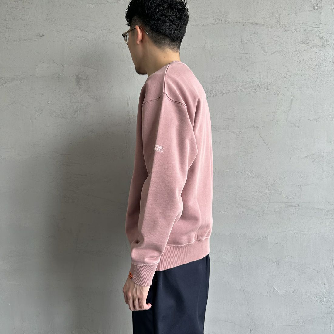 UNIVERSAL OVERALL [ユニバーサルオーバーオール] 別注 ピグメント染め ワンポイントロゴ刺繍クルーネックスウェット [U2511228IN-JF] PINK &&モデル身長：168cm 着用サイズ：M&&