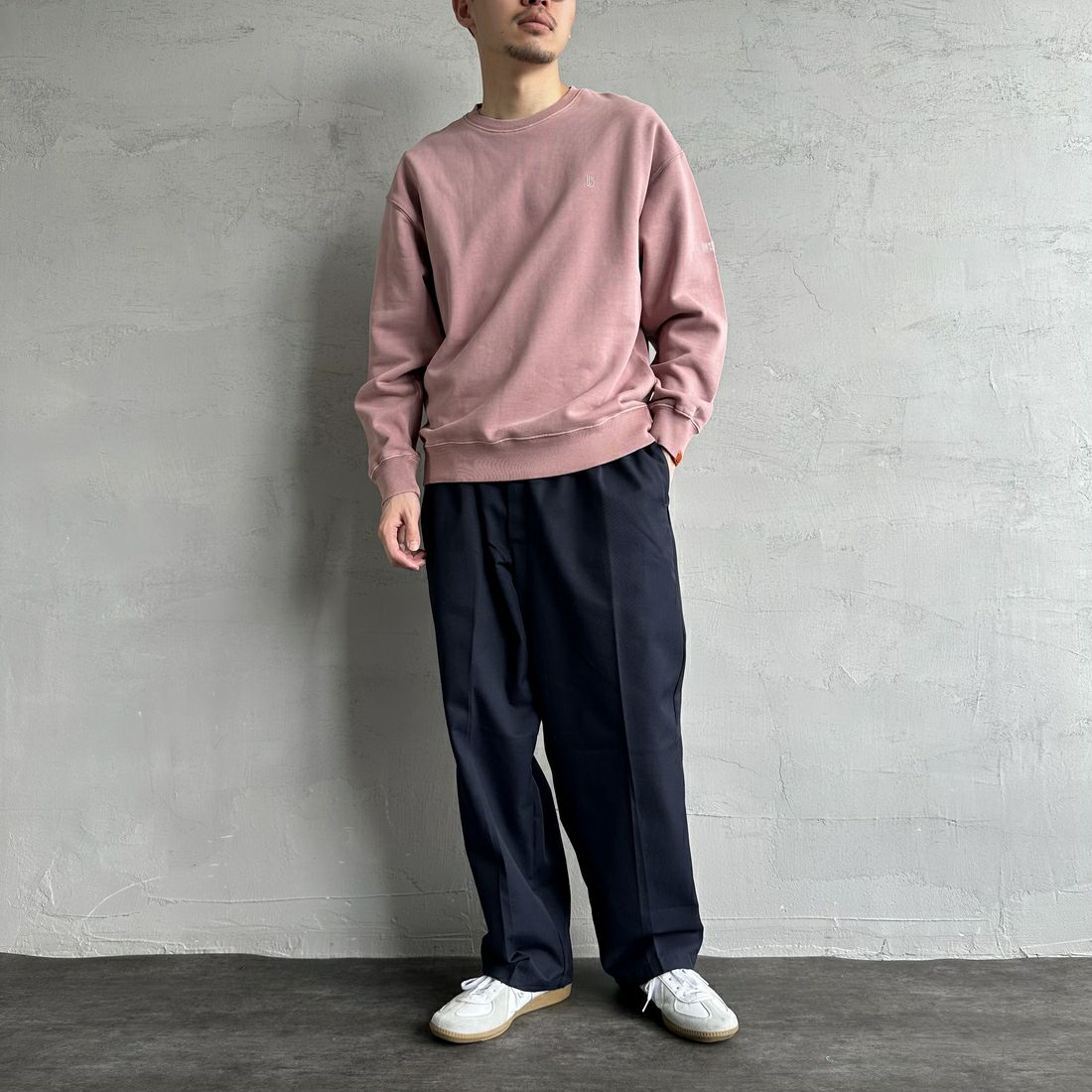 UNIVERSAL OVERALL [ユニバーサルオーバーオール] 別注 ピグメント染め ワンポイントロゴ刺繍クルーネックスウェット [U2511228IN-JF] PINK &&モデル身長：168cm 着用サイズ：M&&