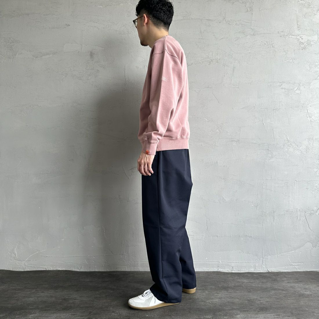 UNIVERSAL OVERALL [ユニバーサルオーバーオール] 別注 ピグメント染め ワンポイントロゴ刺繍クルーネックスウェット [U2511228IN-JF] PINK &&モデル身長：168cm 着用サイズ：M&&