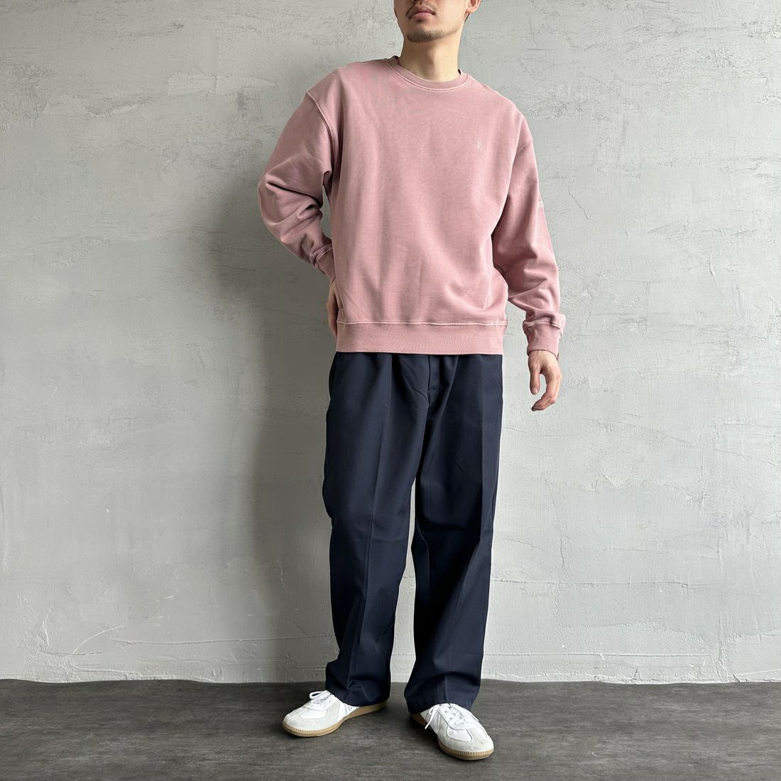 UNIVERSAL OVERALL [ユニバーサルオーバーオール] 別注 ピグメント染め ワンポイントロゴ刺繍クルーネックスウェット [U2511228IN-JF] PINK &&モデル身長：168cm 着用サイズ：M&&