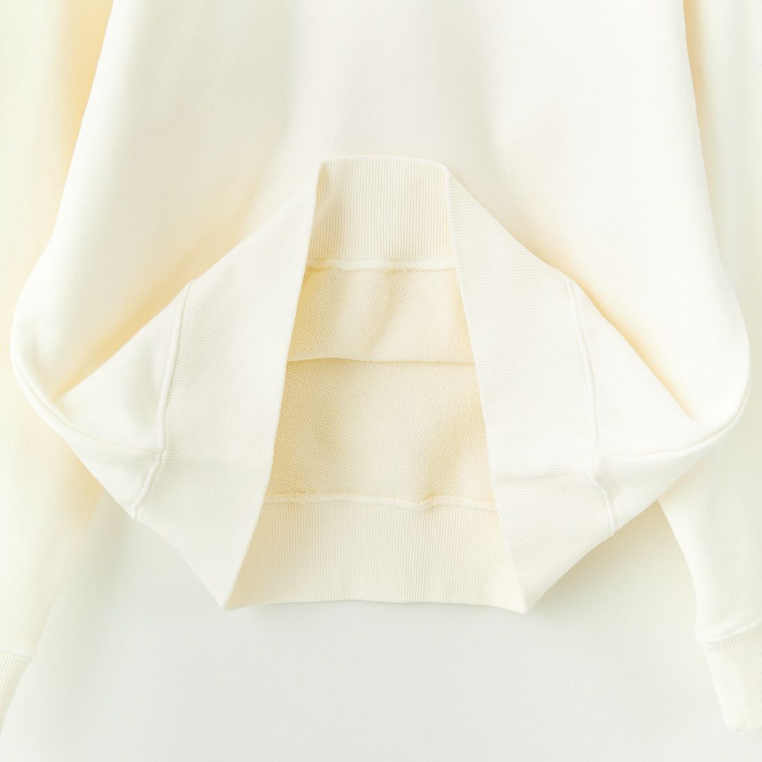 UNIVERSAL OVERALL [ユニバーサルオーバーオール] 別注 ピグメント染め ワンポイントロゴ刺繍クルーネックスウェット [U2511228IN-JF] IVORY