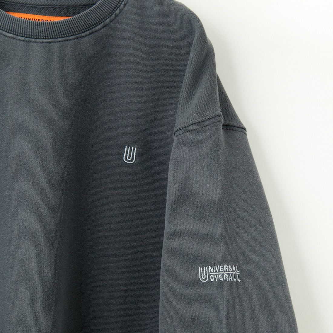 UNIVERSAL OVERALL [ユニバーサルオーバーオール] 別注 ピグメント染め ワンポイントロゴ刺繍クルーネックスウェット [U2511228IN-JF] CHARCOAL