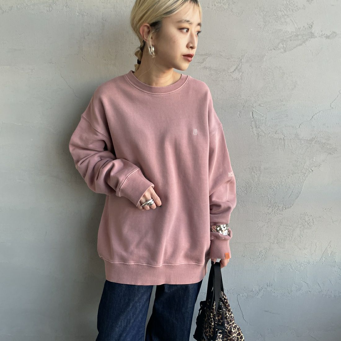 UNIVERSAL OVERALL [ユニバーサルオーバーオール] 別注 ピグメント染め ワンポイントロゴ刺繍クルーネックスウェット [U2511228IN-JF] PINK &&モデル身長：150cm 着用サイズ：S&&
