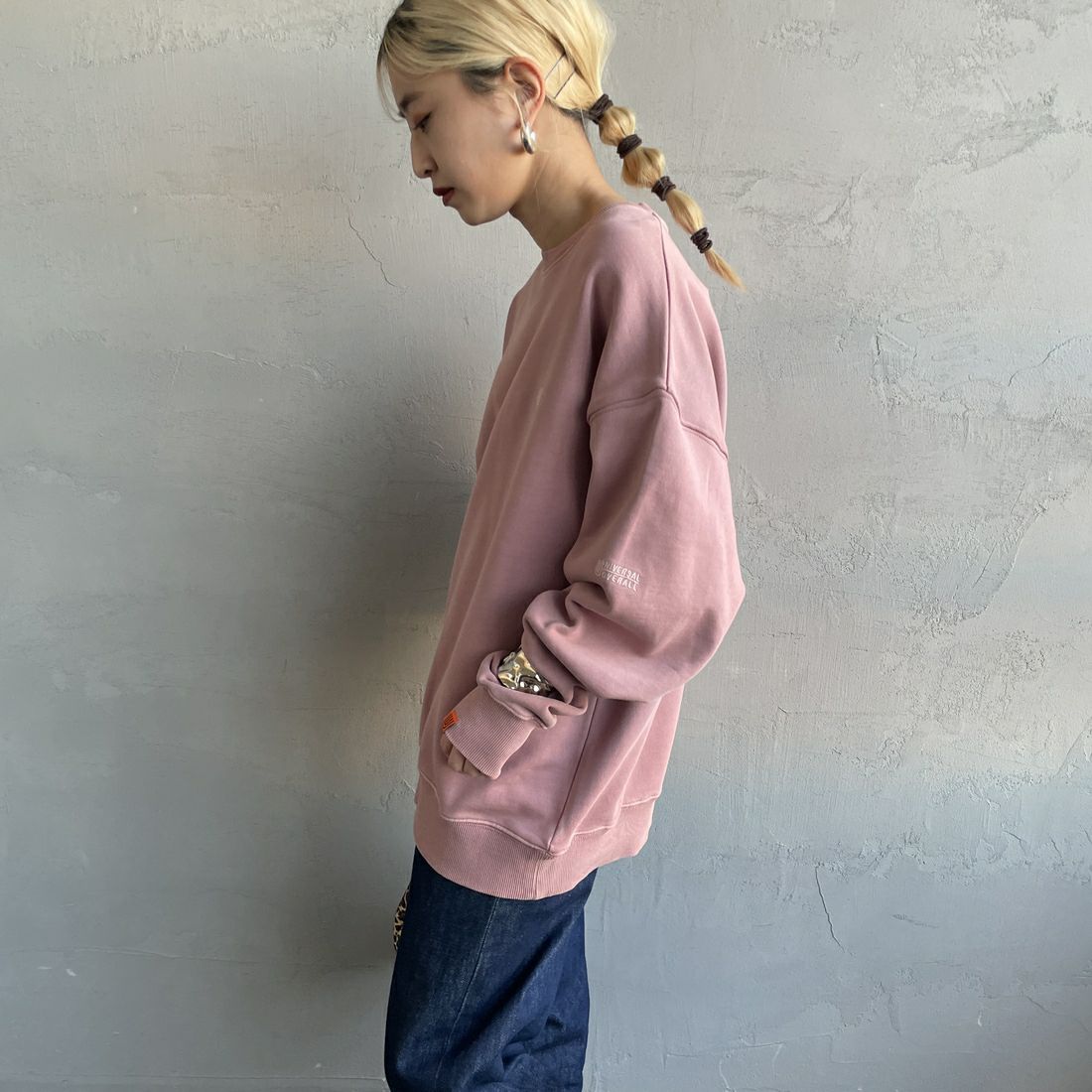UNIVERSAL OVERALL [ユニバーサルオーバーオール] 別注 ピグメント染め ワンポイントロゴ刺繍クルーネックスウェット [U2511228IN-JF] PINK &&モデル身長：150cm 着用サイズ：S&&