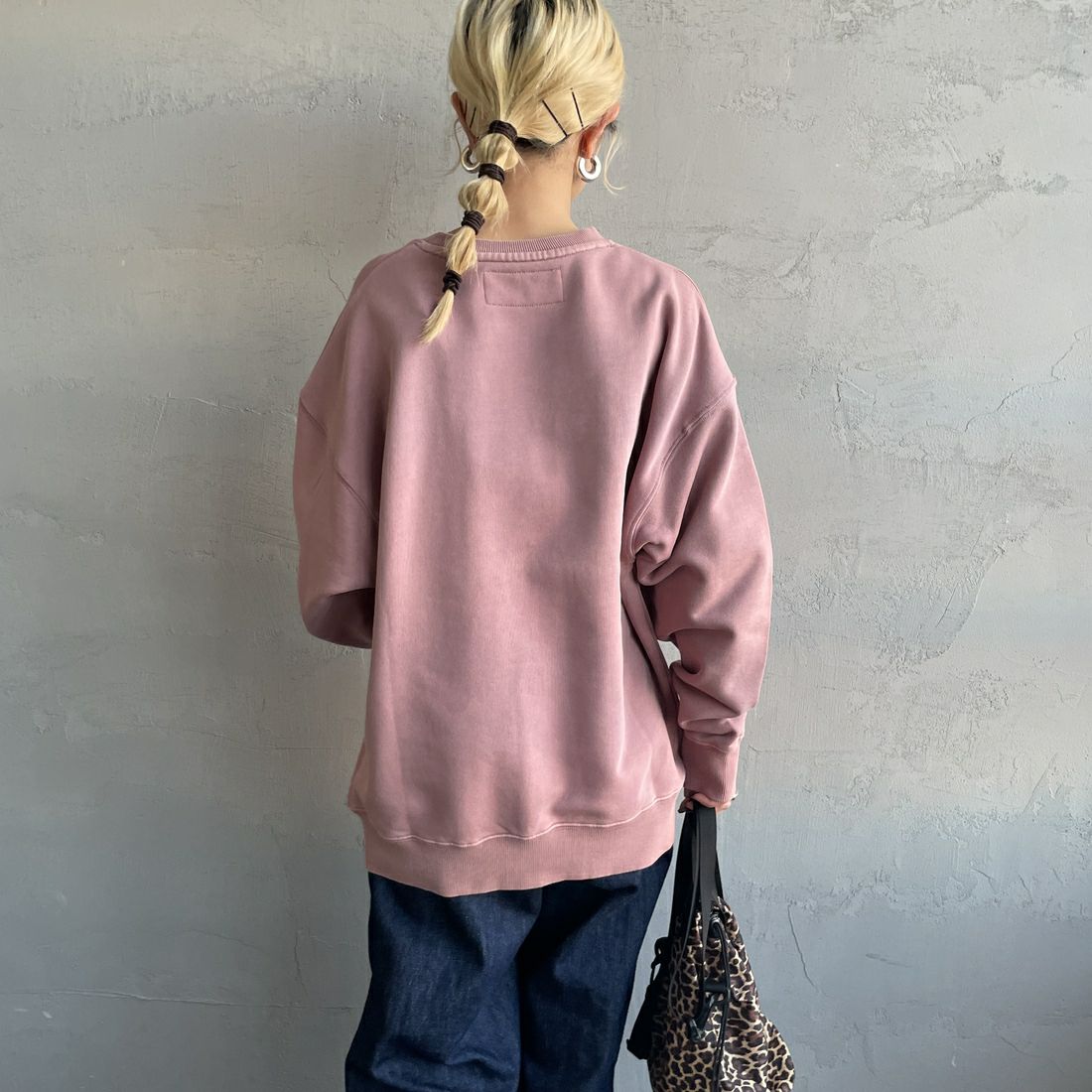 UNIVERSAL OVERALL [ユニバーサルオーバーオール] 別注 ピグメント染め ワンポイントロゴ刺繍クルーネックスウェット [U2511228IN-JF] PINK &&モデル身長：150cm 着用サイズ：S&&