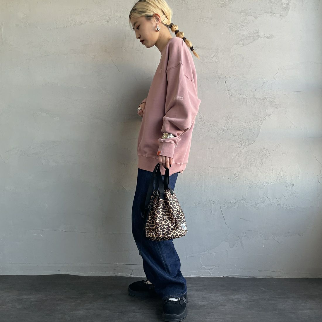 UNIVERSAL OVERALL [ユニバーサルオーバーオール] 別注 ピグメント染め ワンポイントロゴ刺繍クルーネックスウェット [U2511228IN-JF] PINK &&モデル身長：150cm 着用サイズ：S&&