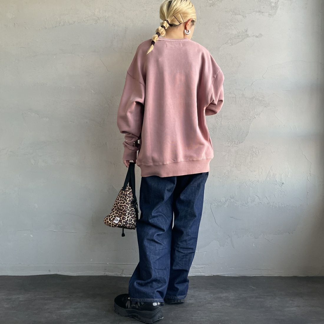 UNIVERSAL OVERALL [ユニバーサルオーバーオール] 別注 ピグメント染め ワンポイントロゴ刺繍クルーネックスウェット [U2511228IN-JF] PINK &&モデル身長：150cm 着用サイズ：S&&