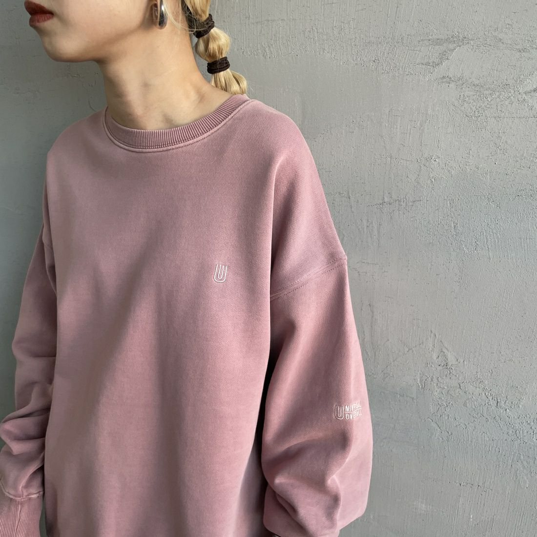 UNIVERSAL OVERALL [ユニバーサルオーバーオール] 別注 ピグメント染め ワンポイントロゴ刺繍クルーネックスウェット [U2511228IN-JF] PINK