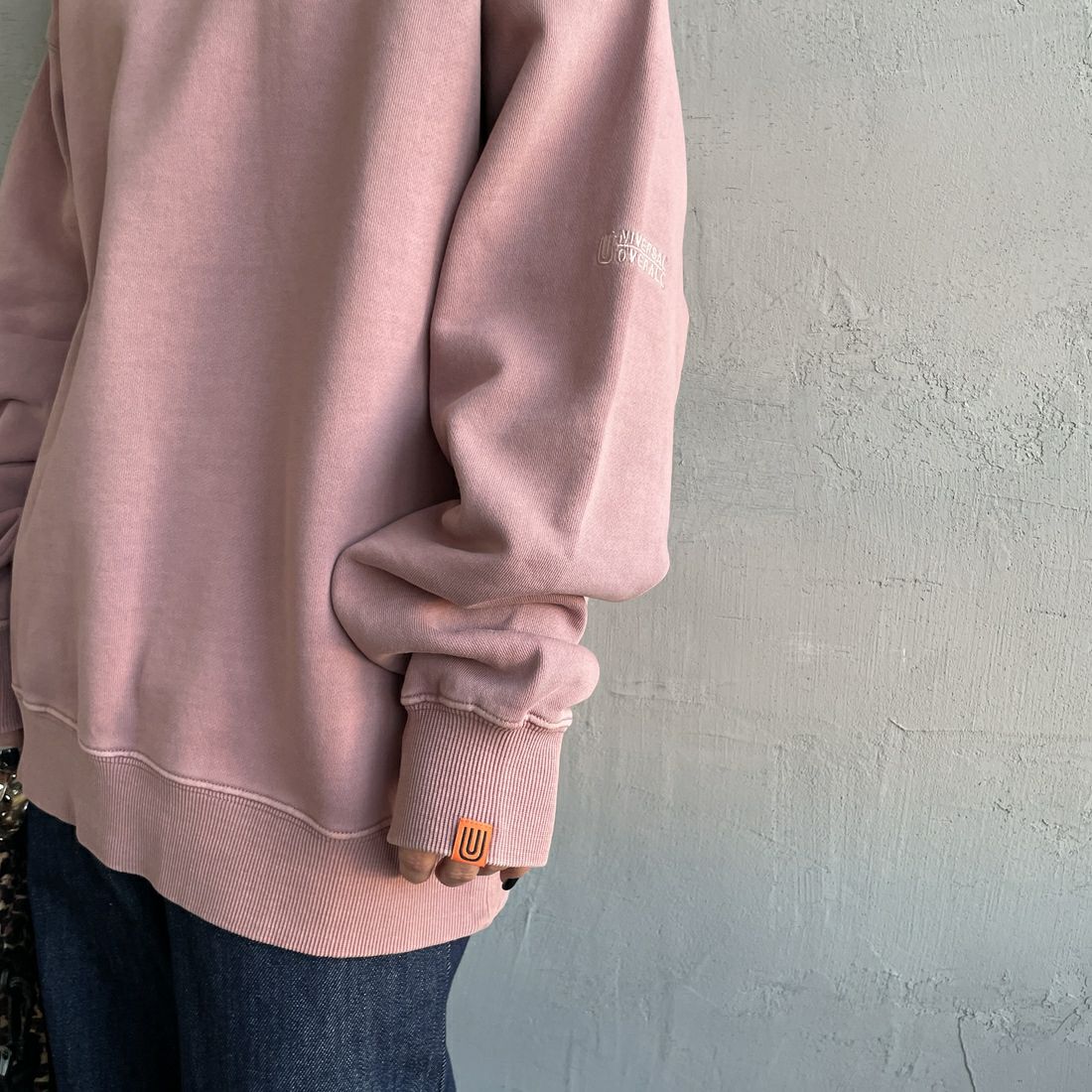 UNIVERSAL OVERALL [ユニバーサルオーバーオール] 別注 ピグメント染め ワンポイントロゴ刺繍クルーネックスウェット [U2511228IN-JF] PINK