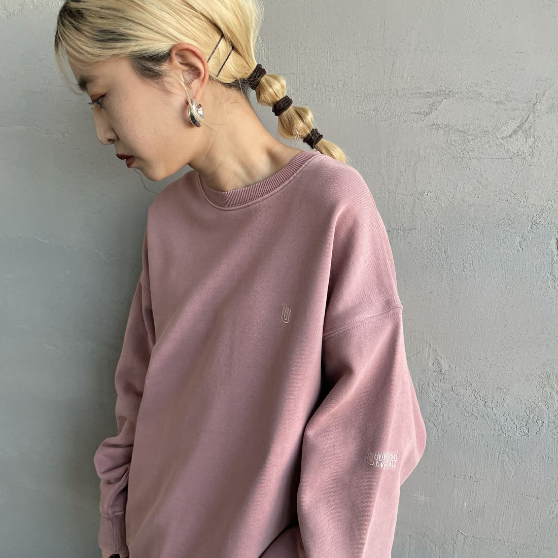 UNIVERSAL OVERALL [ユニバーサルオーバーオール] 別注 ピグメント染め ワンポイントロゴ刺繍クルーネックスウェット [U2511228IN-JF] PINK