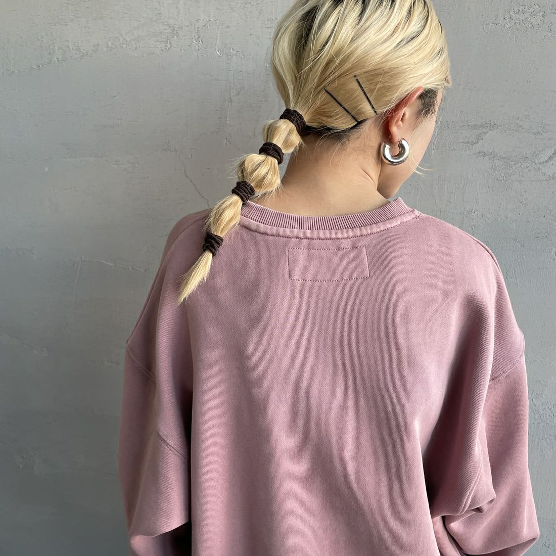 UNIVERSAL OVERALL [ユニバーサルオーバーオール] 別注 ピグメント染め ワンポイントロゴ刺繍クルーネックスウェット [U2511228IN-JF] PINK