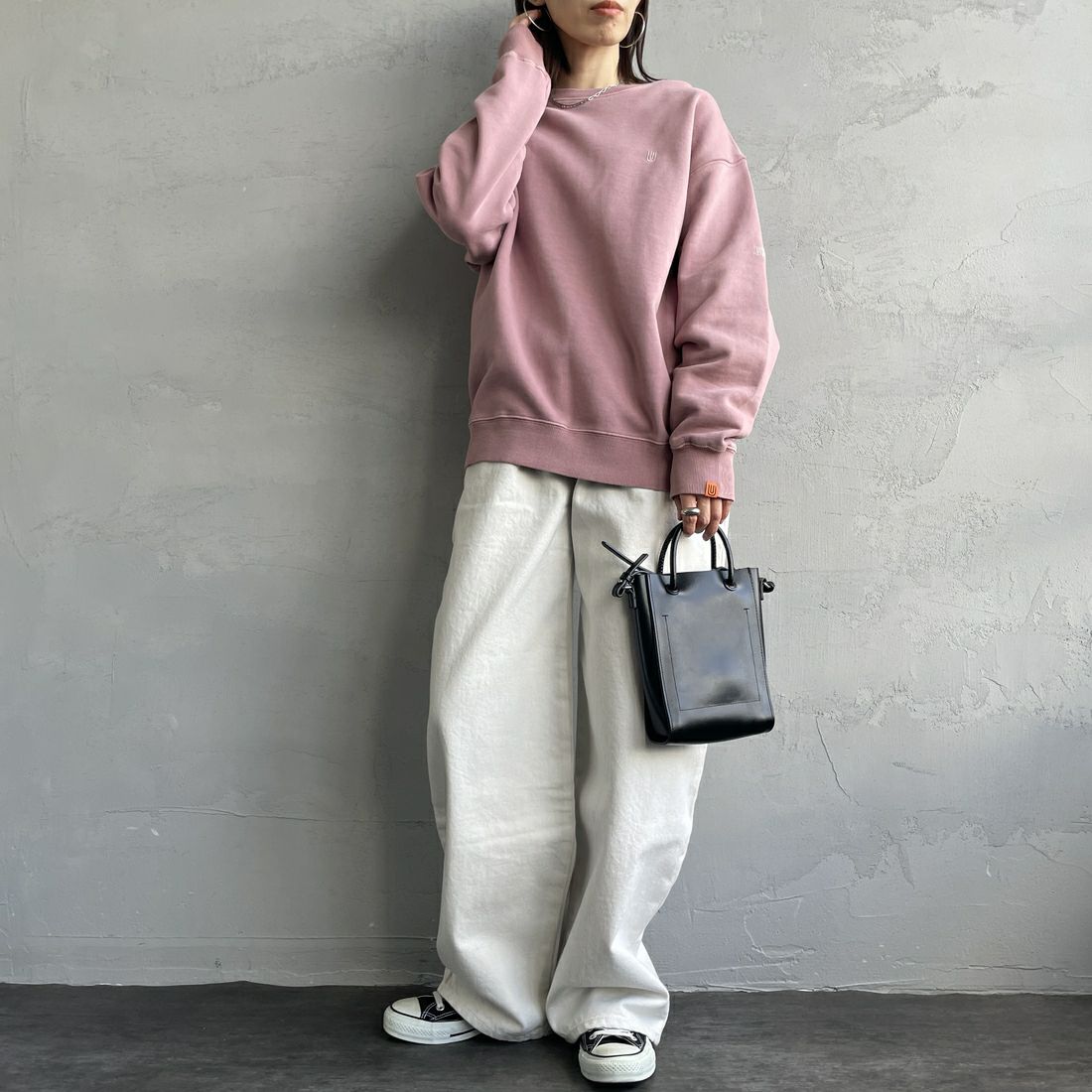 UNIVERSAL OVERALL [ユニバーサルオーバーオール] 別注 ピグメント染め ワンポイントロゴ刺繍クルーネックスウェット [U2511228IN-JF] PINK &&モデル身長：158cm 着用サイズ：S&&