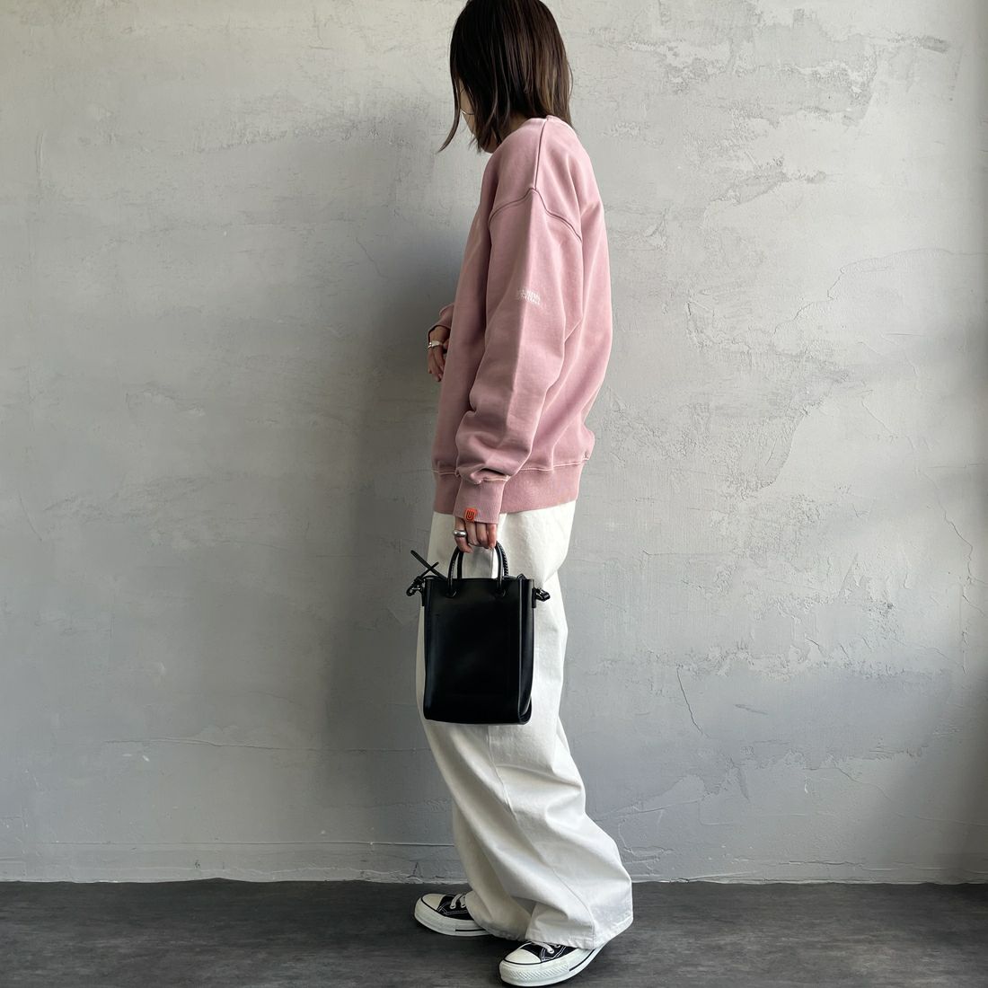UNIVERSAL OVERALL [ユニバーサルオーバーオール] 別注 ピグメント染め ワンポイントロゴ刺繍クルーネックスウェット [U2511228IN-JF] PINK &&モデル身長：158cm 着用サイズ：S&&