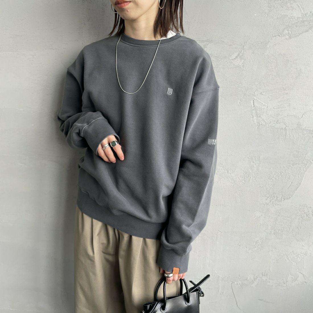 UNIVERSAL OVERALL [ユニバーサルオーバーオール] 別注 ピグメント染め ワンポイントロゴ刺繍クルーネックスウェット [U2511228IN-JF] CHARCOAL &&モデル身長：158cm 着用サイズ：S&&