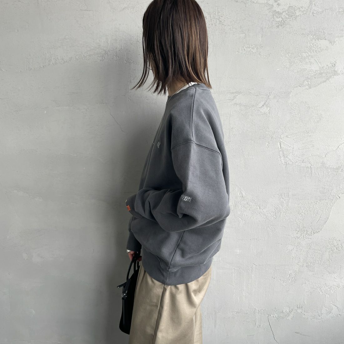UNIVERSAL OVERALL [ユニバーサルオーバーオール] 別注 ピグメント染め ワンポイントロゴ刺繍クルーネックスウェット [U2511228IN-JF] CHARCOAL &&モデル身長：158cm 着用サイズ：S&&