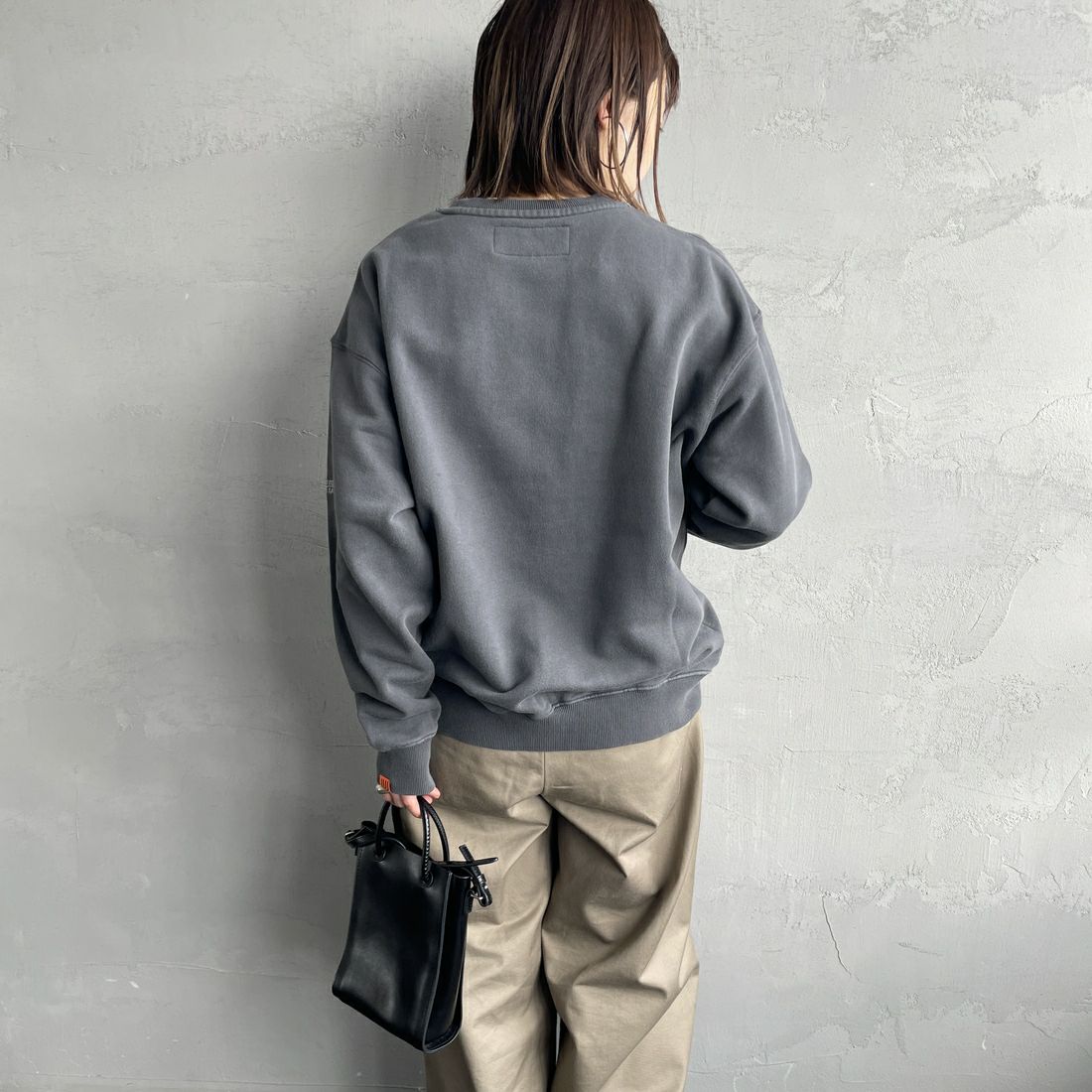 UNIVERSAL OVERALL [ユニバーサルオーバーオール] 別注 ピグメント染め ワンポイントロゴ刺繍クルーネックスウェット [U2511228IN-JF] CHARCOAL &&モデル身長：158cm 着用サイズ：S&&