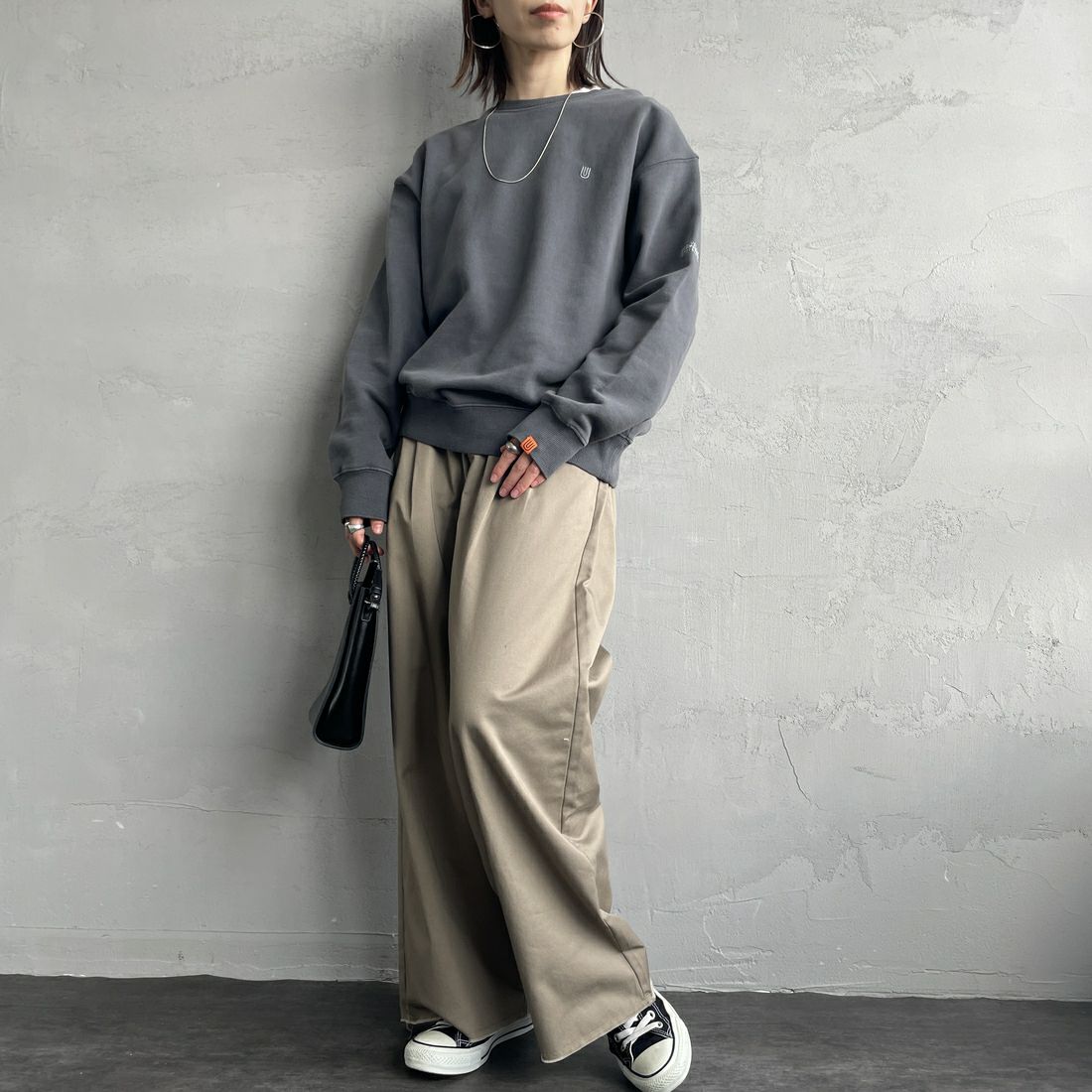 UNIVERSAL OVERALL [ユニバーサルオーバーオール] 別注 ピグメント染め ワンポイントロゴ刺繍クルーネックスウェット [U2511228IN-JF] CHARCOAL &&モデル身長：158cm 着用サイズ：S&&