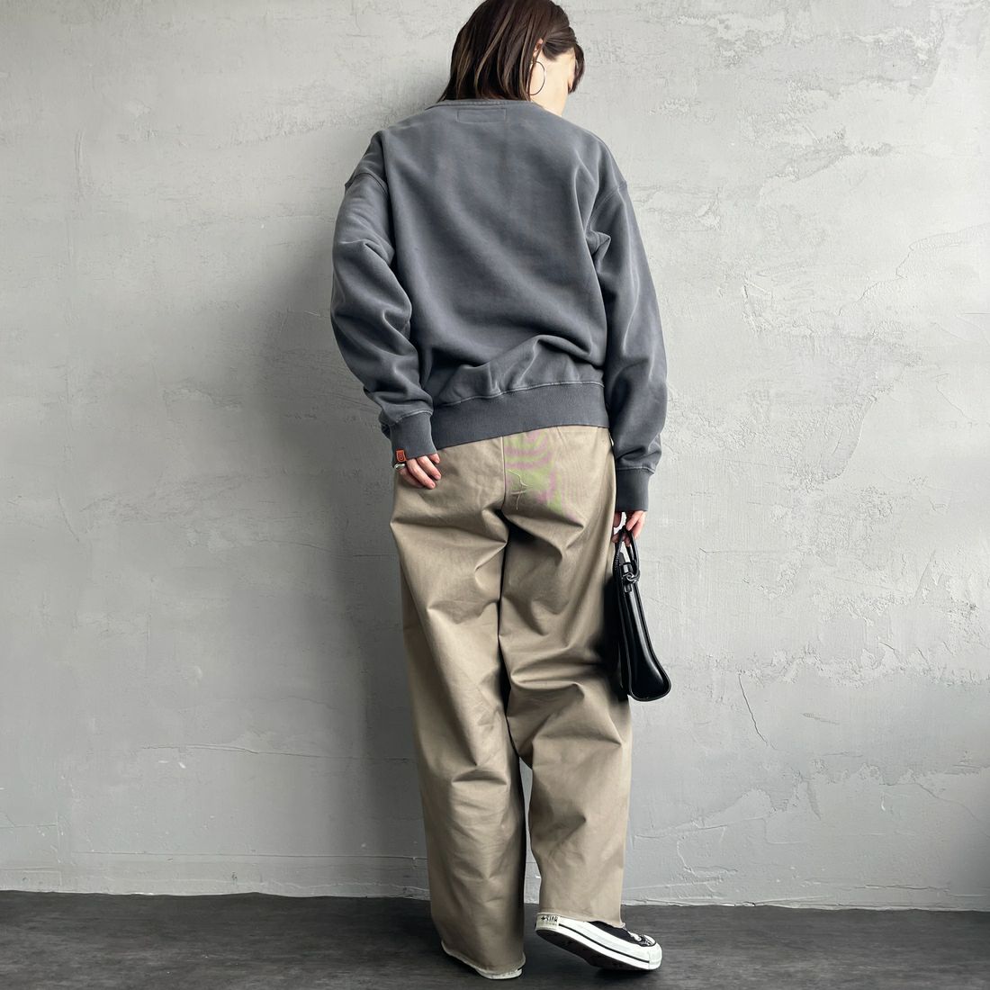 UNIVERSAL OVERALL [ユニバーサルオーバーオール] 別注 ピグメント染め ワンポイントロゴ刺繍クルーネックスウェット [U2511228IN-JF] CHARCOAL &&モデル身長：158cm 着用サイズ：S&&