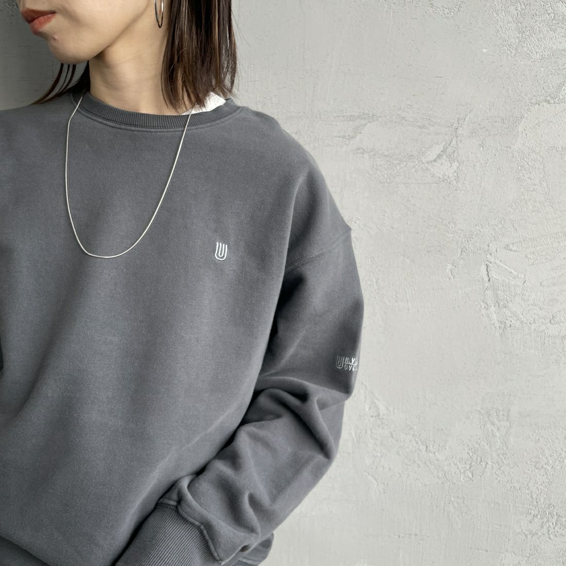 UNIVERSAL OVERALL [ユニバーサルオーバーオール] 別注 ピグメント染め ワンポイントロゴ刺繍クルーネックスウェット [U2511228IN-JF] CHARCOAL