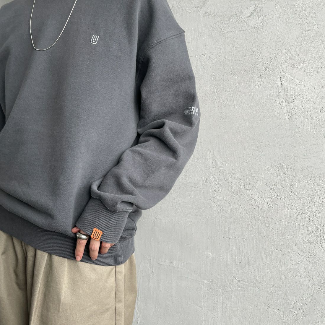 UNIVERSAL OVERALL [ユニバーサルオーバーオール] 別注 ピグメント染め ワンポイントロゴ刺繍クルーネックスウェット [U2511228IN-JF] CHARCOAL
