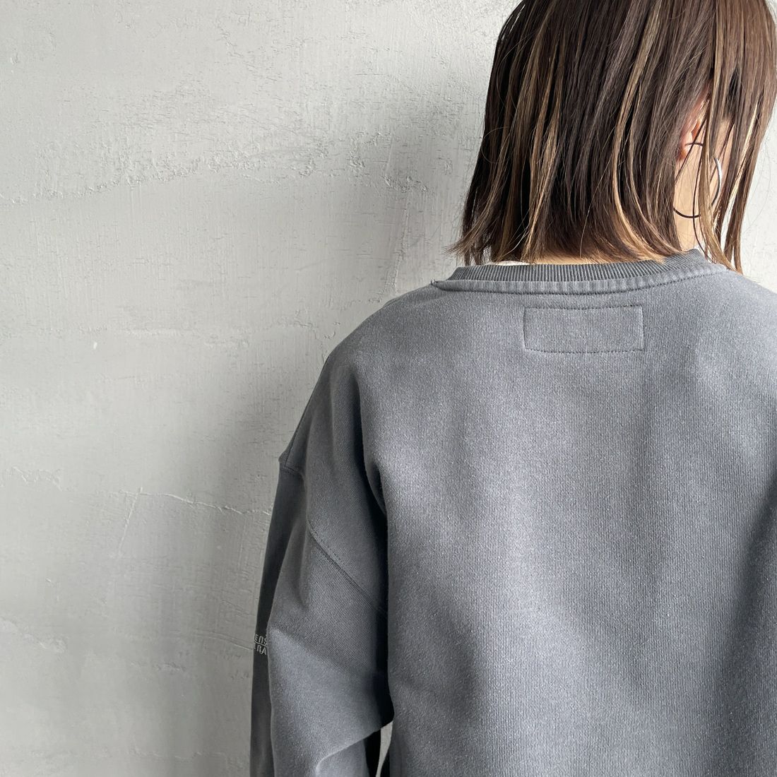 UNIVERSAL OVERALL [ユニバーサルオーバーオール] 別注 ピグメント染め ワンポイントロゴ刺繍クルーネックスウェット [U2511228IN-JF] CHARCOAL