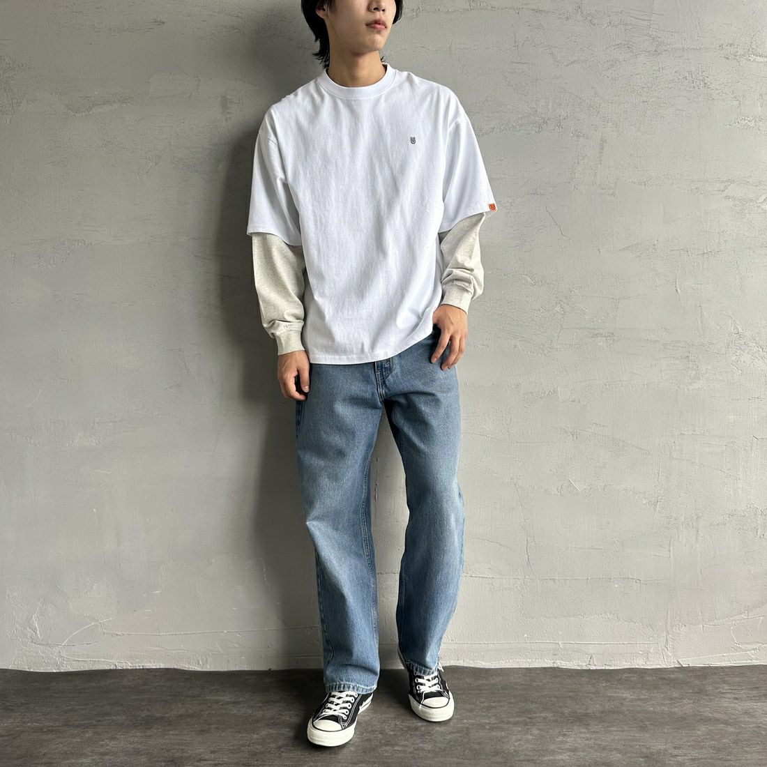 UNIVERSAL OVERALL [ユニバーサルオーバーオール] 別注 フェイクレイヤードカットソー [U2513220IN-JF] WHITE/OAT &&モデル身長：179cm 着用サイズ：L&&