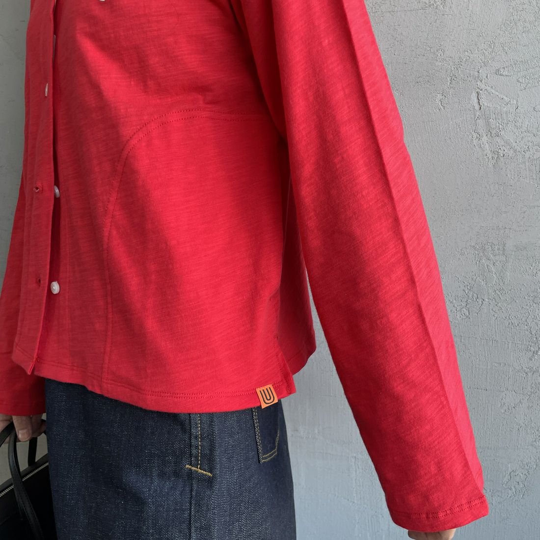 UNIVERSAL OVERALL [ユニバーサルオーバーオール] 別注 スラブカットカーディガン [U2512251IN-JF] RED &&モデル身長：160cm 着用サイズ：F&&