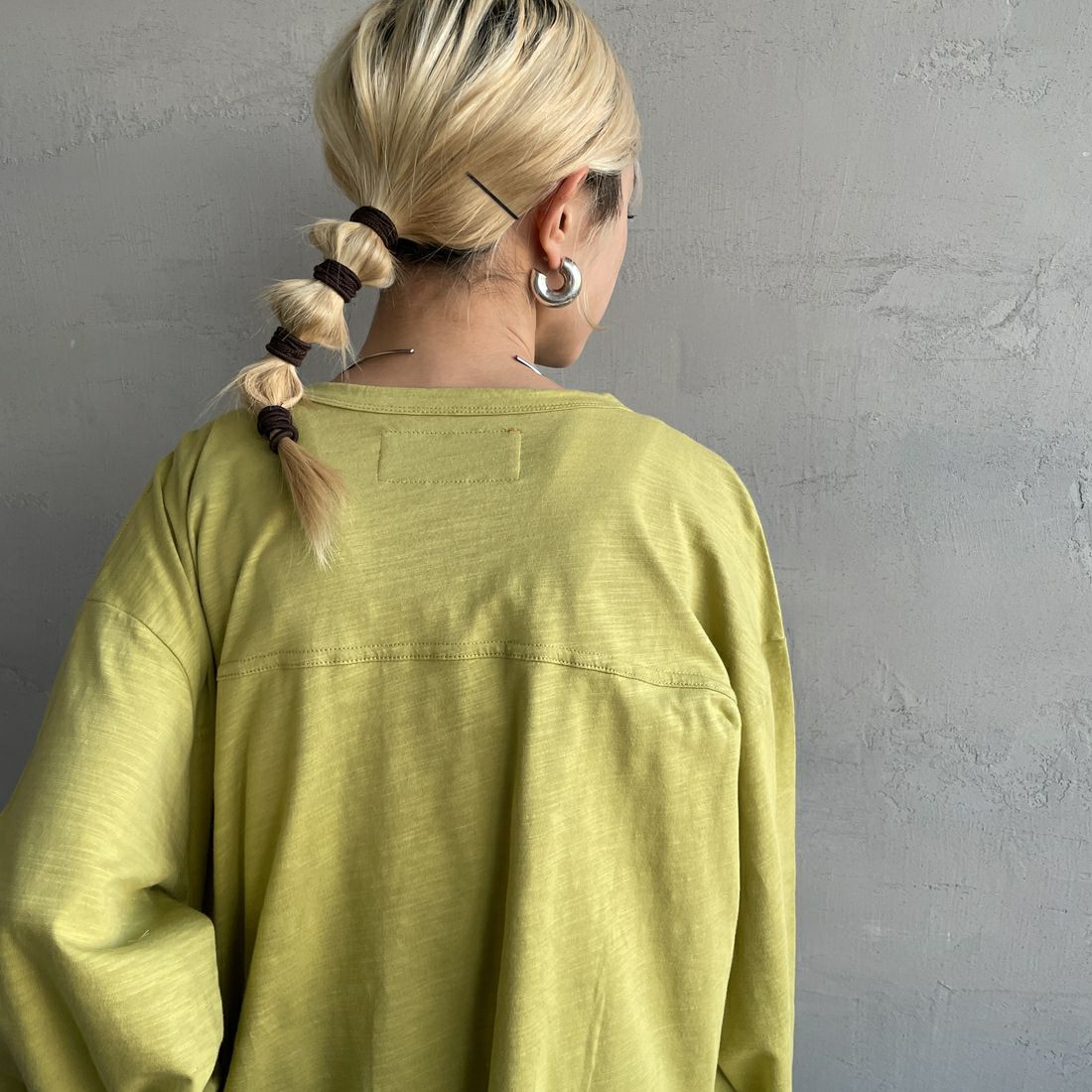 UNIVERSAL OVERALL [ユニバーサルオーバーオール] 別注 スラブカットカーディガン [U2512251IN-JF] PISTACHIO &&モデル身長：150cm 着用サイズ：F&&