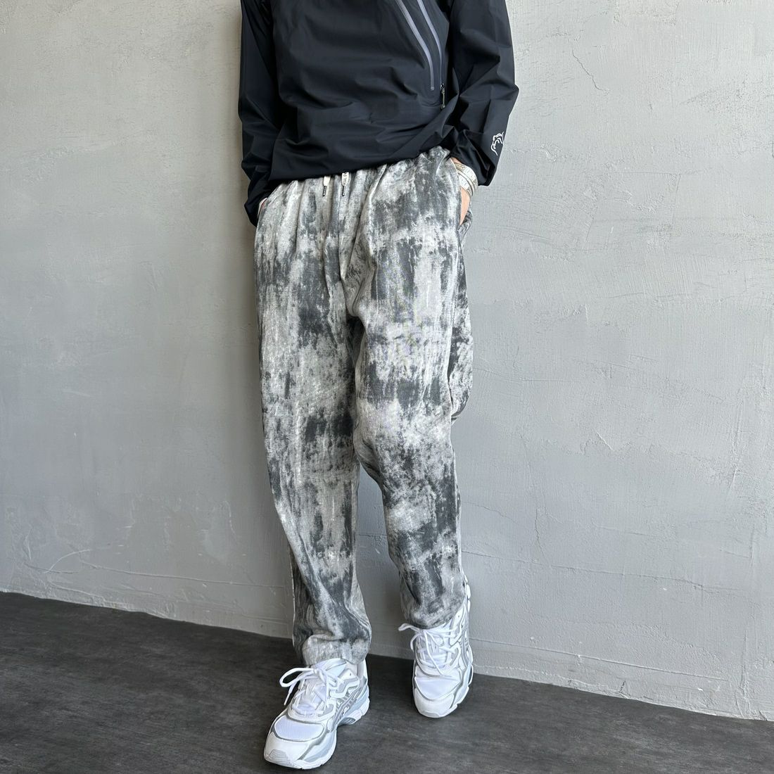 UNIVERSAL OVERALL [ユニバーサルオーバーオール] 別注 シェフパンツ [U2513601IN-JF] TYE DYE CA &&モデル身長：179cm 着用サイズ：L&&