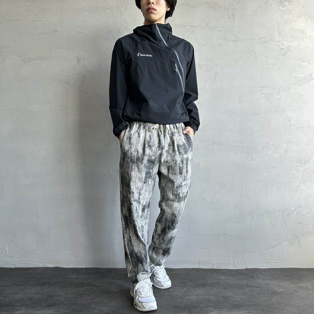UNIVERSAL OVERALL [ユニバーサルオーバーオール] 別注 シェフパンツ [U2513601IN-JF] TYE DYE CA &&モデル身長：179cm 着用サイズ：L&&
