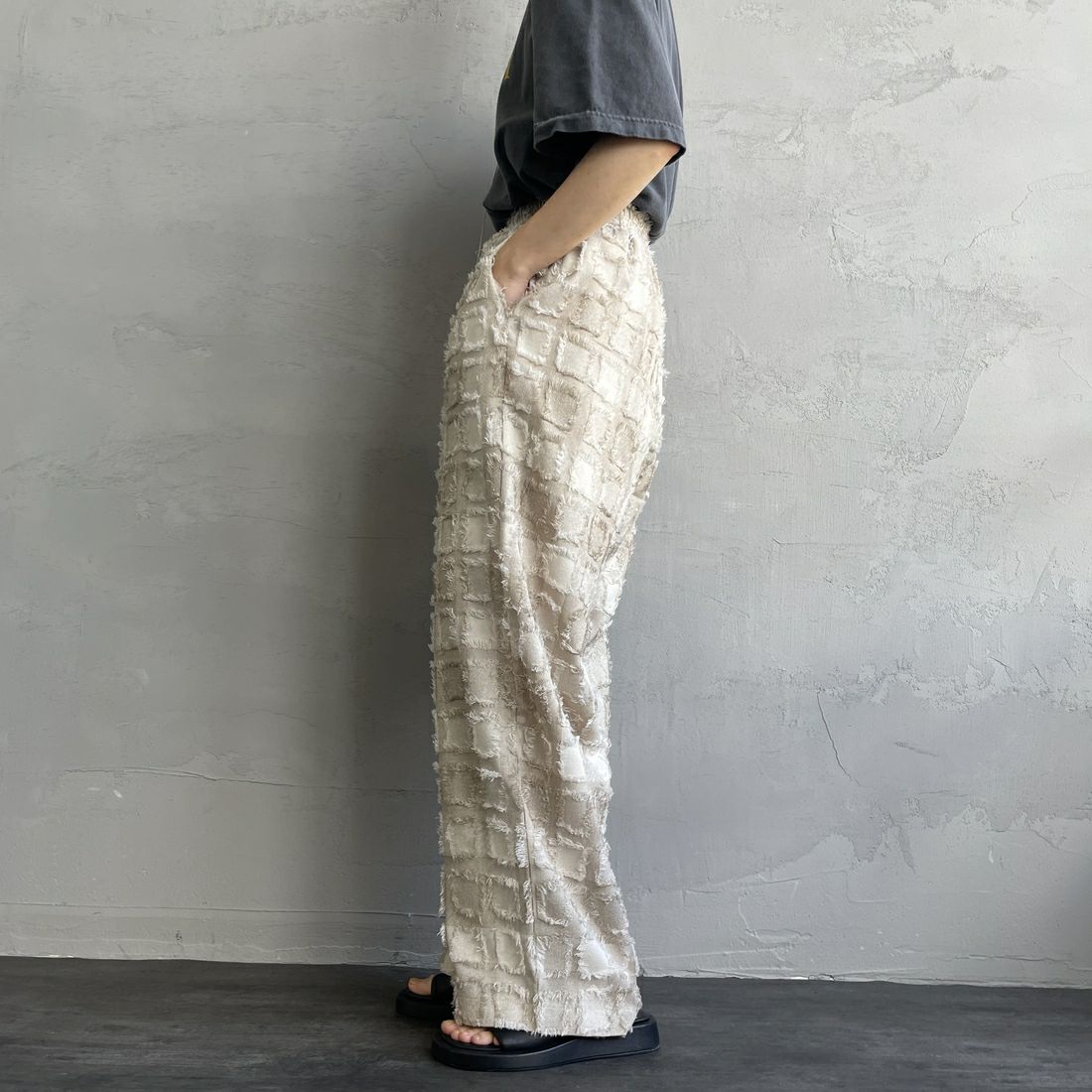 nenom [ネノム] ブロックフェザー ワイドイージージャガードパンツ [NE25112011] 22 BEIGE&&モデル身長：158cm 着用サイズ：F&&