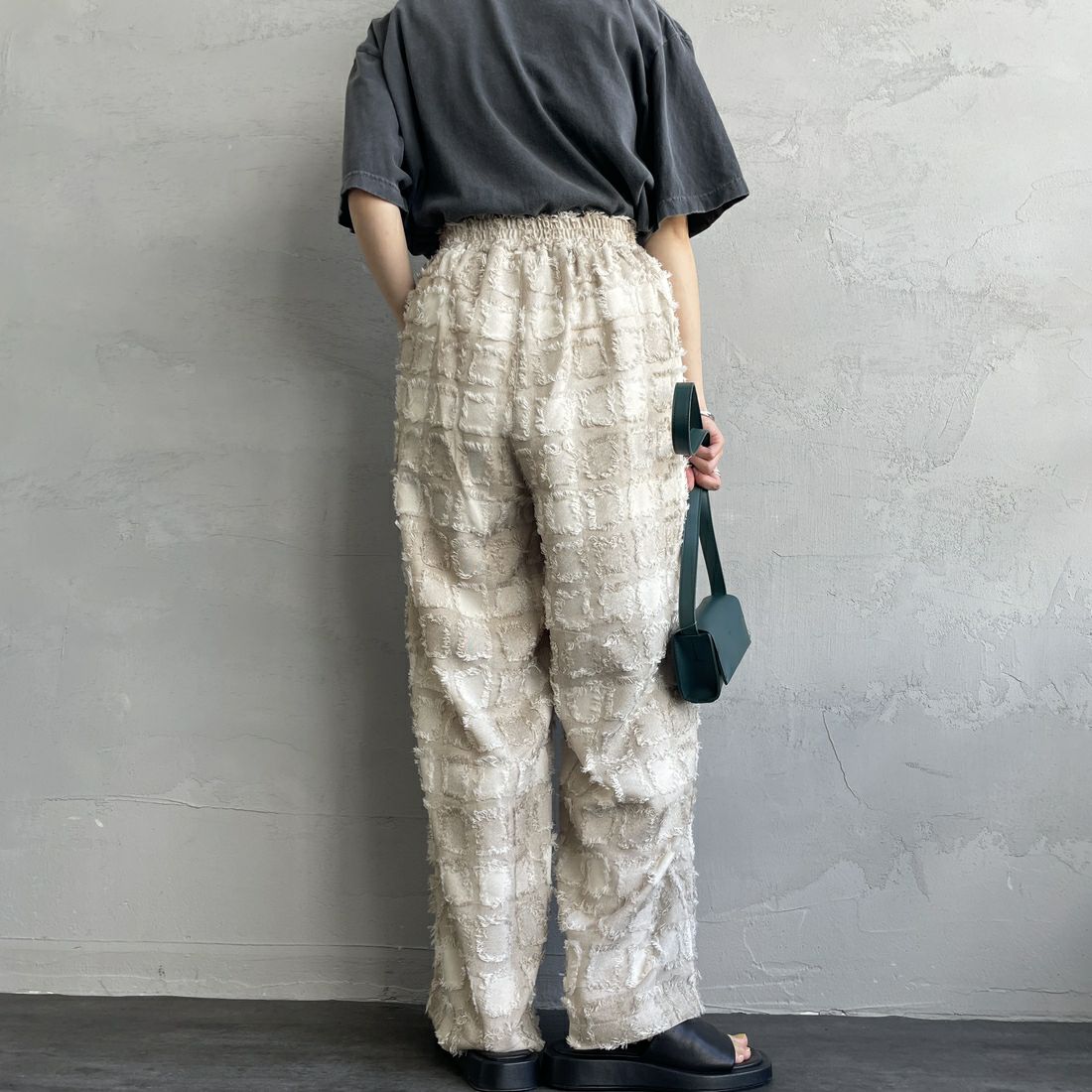 nenom [ネノム] ブロックフェザー ワイドイージージャガードパンツ [NE25112011] 22 BEIGE&&モデル身長：158cm 着用サイズ：F&&