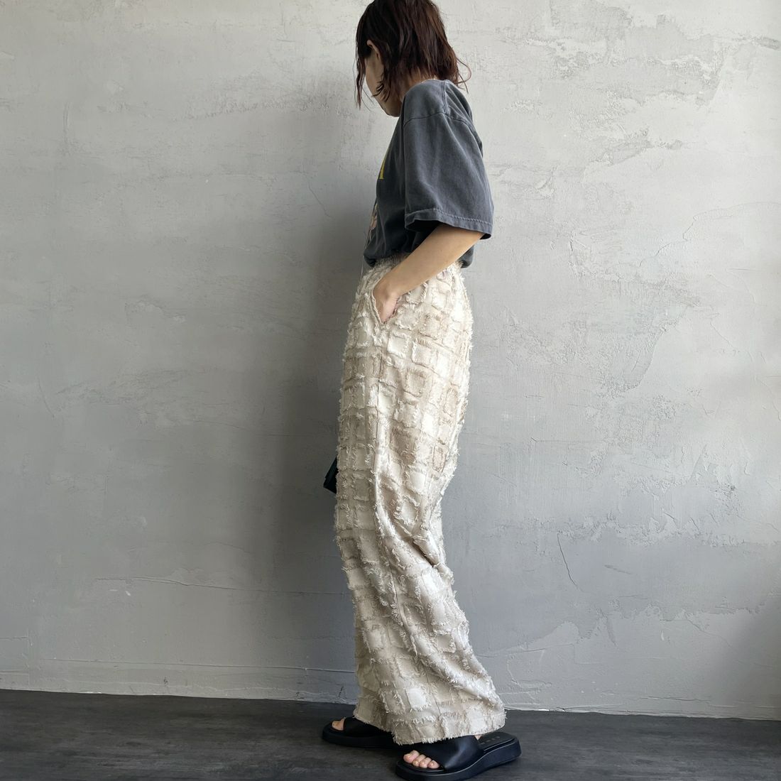 nenom [ネノム] ブロックフェザー ワイドイージージャガードパンツ [NE25112011] 22 BEIGE&&モデル身長：158cm 着用サイズ：F&&