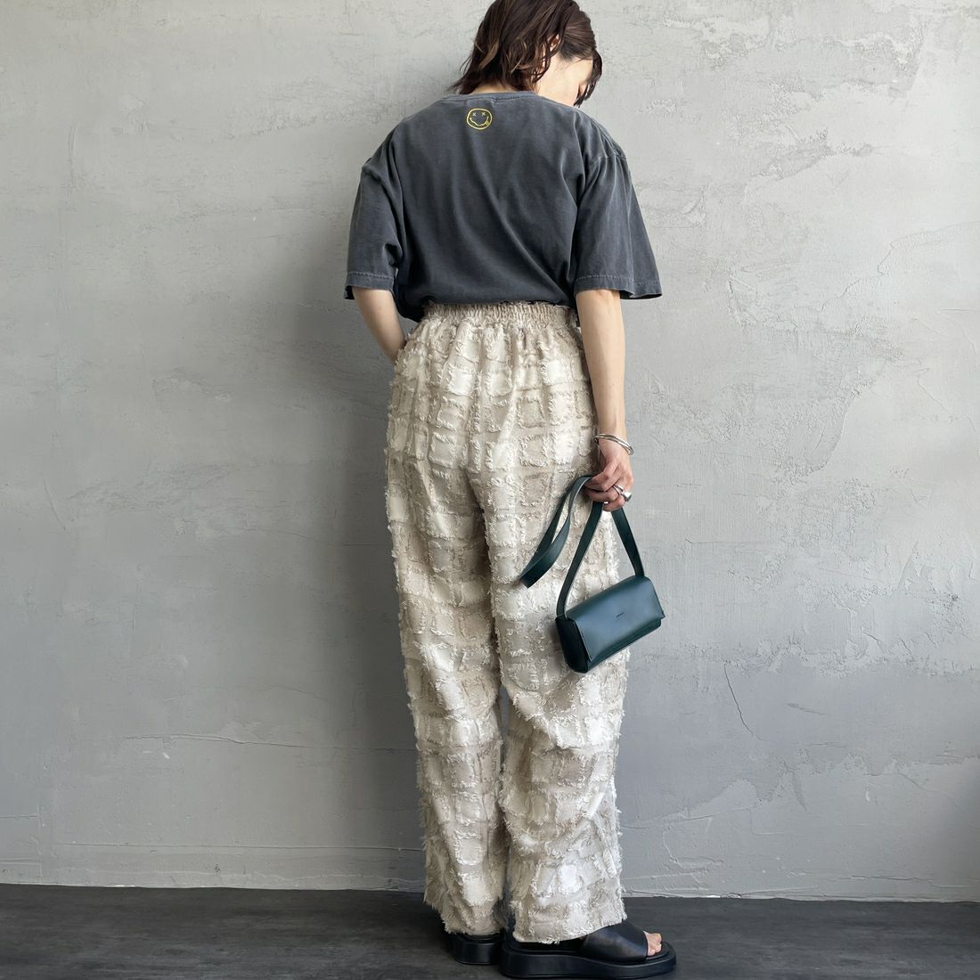 nenom [ネノム] ブロックフェザー ワイドイージージャガードパンツ [NE25112011] 22 BEIGE&&モデル身長：158cm 着用サイズ：F&&
