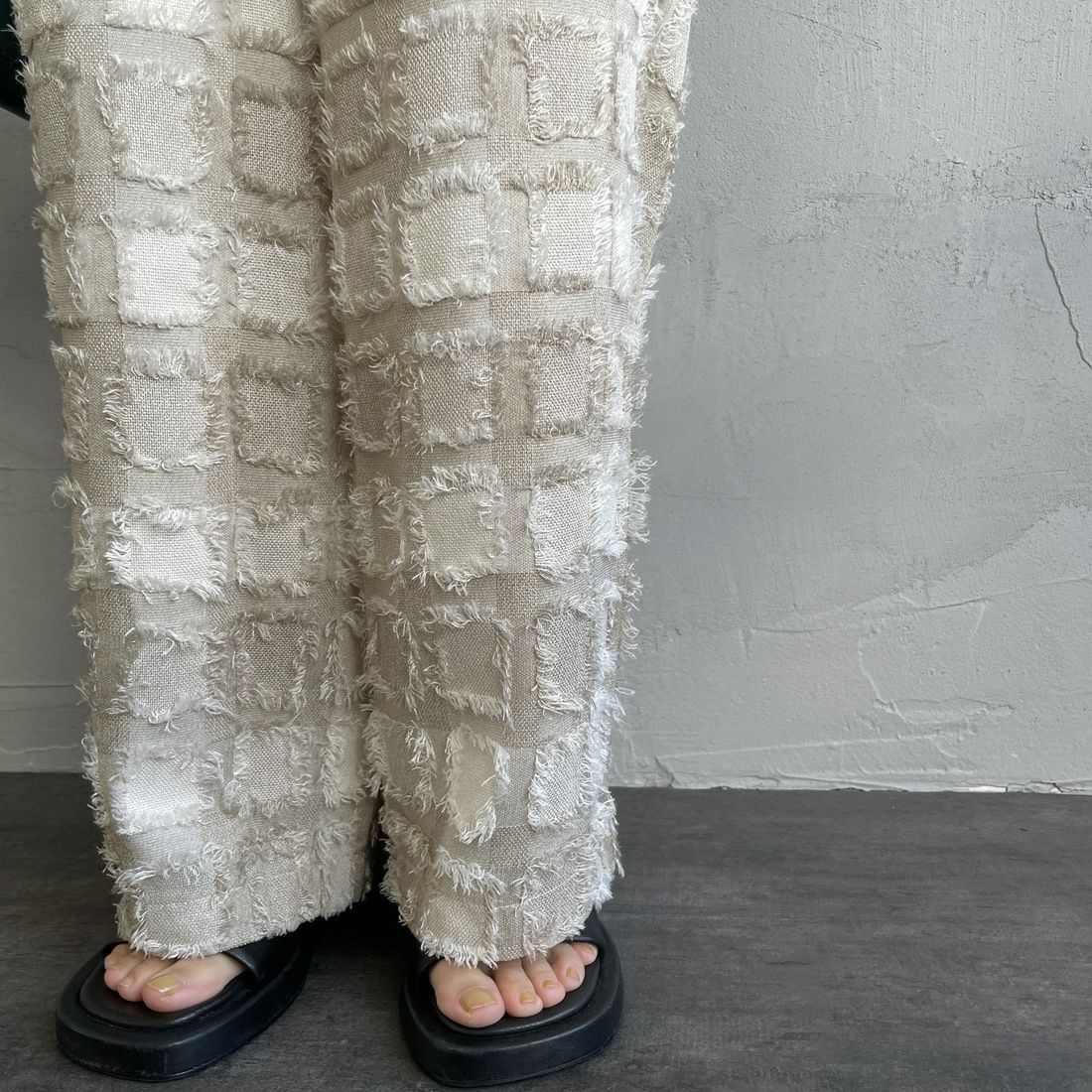 nenom [ネノム] ブロックフェザー ワイドイージージャガードパンツ [NE25112011] 22 BEIGE&&モデル身長：158cm 着用サイズ：F&&