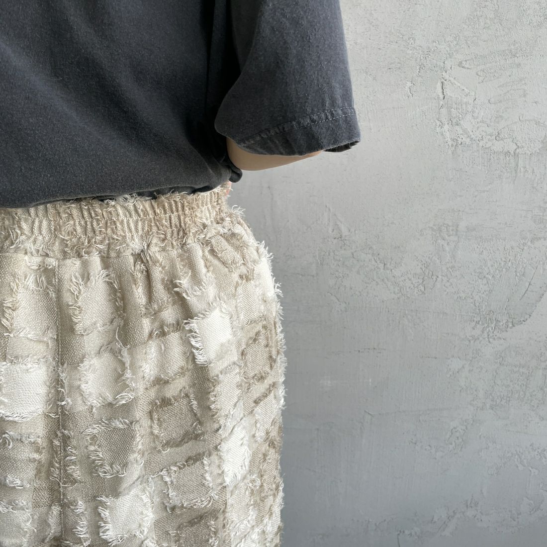 nenom [ネノム] ブロックフェザー ワイドイージージャガードパンツ [NE25112011] 22 BEIGE&&モデル身長：158cm 着用サイズ：F&&