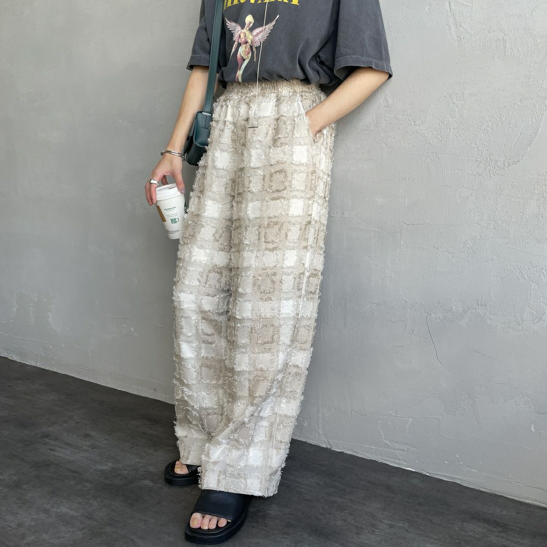 nenom [ネノム] ブロックフェザー ワイドイージージャガードパンツ [NE25112011] 22 BEIGE&&モデル身長：158cm 着用サイズ：F&&