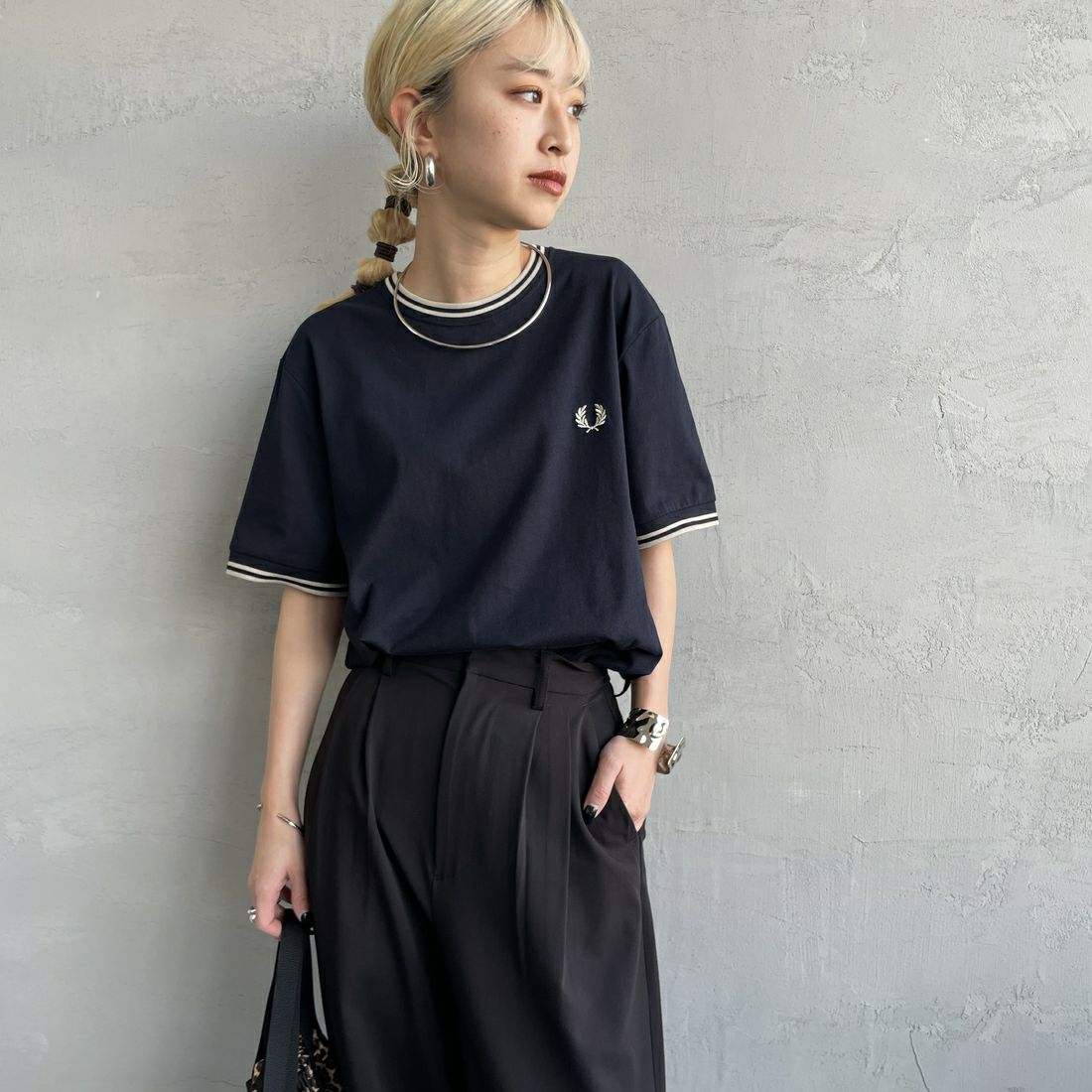 FRED PERRY [フレッドペリー] 別注 ツインティップライン ワンポイントロゴ刺繍Tシャツ [M1588-JF] NVY/OAT &&モデル身長：150cm 着用サイズ：S&&