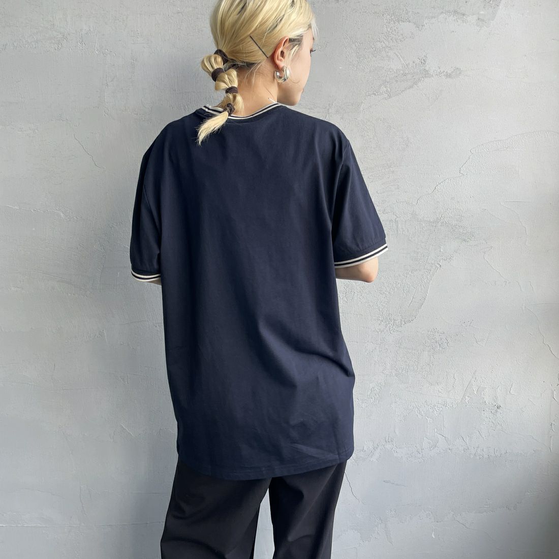 FRED PERRY [フレッドペリー] 別注 ツインティップライン ワンポイントロゴ刺繍Tシャツ [M1588-JF] NVY/OAT &&モデル身長：150cm 着用サイズ：S&&