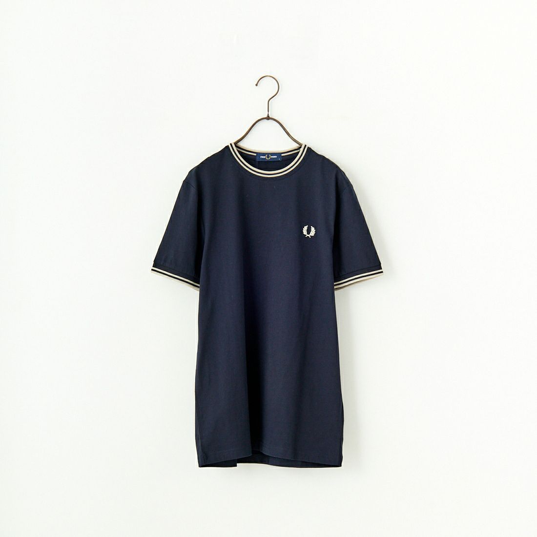 FRED PERRY [フレッドペリー] 別注 ツインティップライン ワンポイントロゴ刺繍Tシャツ [M1588-JF] NVY/OAT