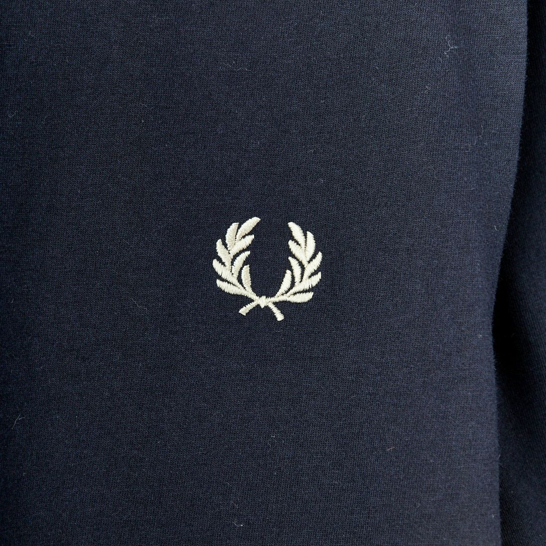 FRED PERRY [フレッドペリー] 別注 ツインティップライン ワンポイントロゴ刺繍Tシャツ [M1588-JF] NVY/OAT