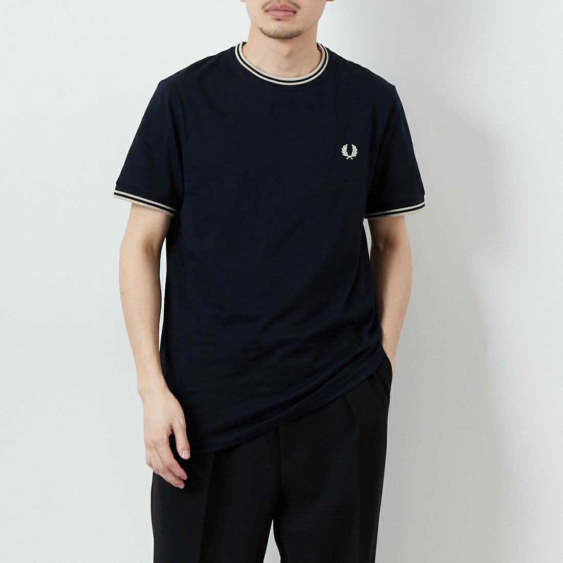 FRED PERRY [フレッドペリー] 別注 ツインティップライン ワンポイントロゴ刺繍Tシャツ [M1588-JF]