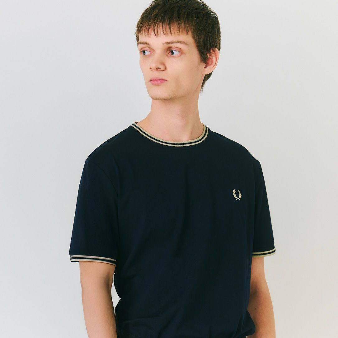 FRED PERRY [フレッドペリー] 別注 ツインティップライン ワンポイントロゴ刺繍Tシャツ [M1588-JF] NVY/OAT